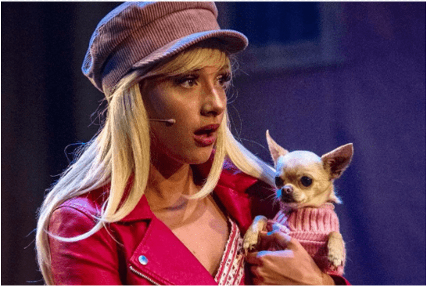 Elle carrying Bruiser on stage